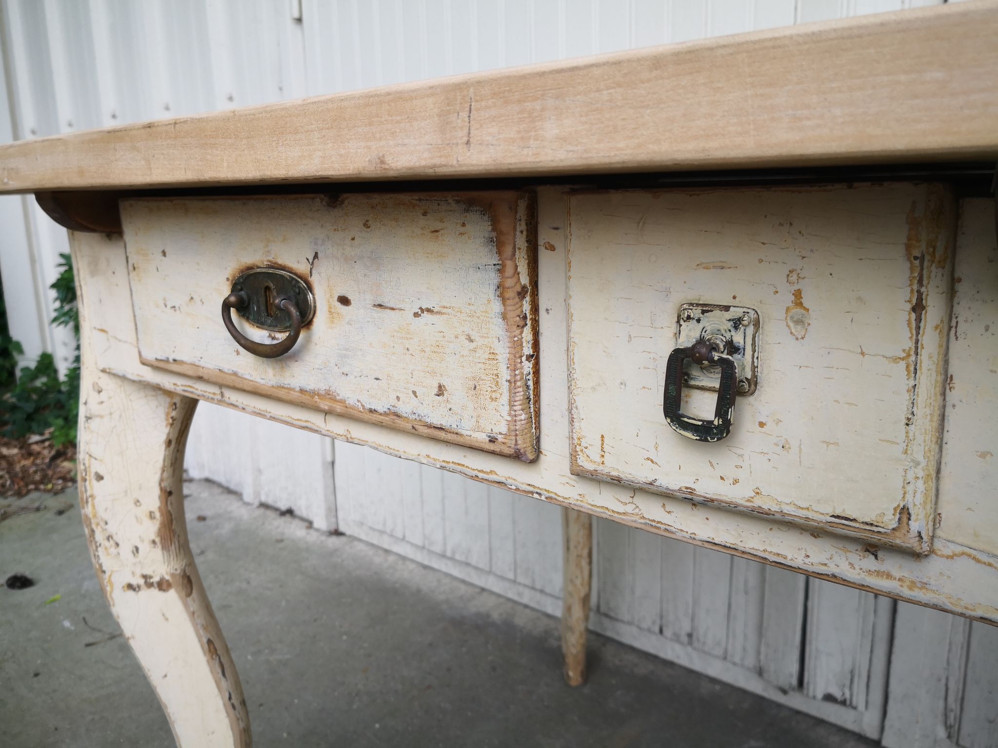 Table de cuisine vintage en bois, pieds courbés