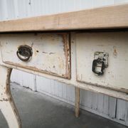 Table de cuisine vintage en bois, pieds courbés