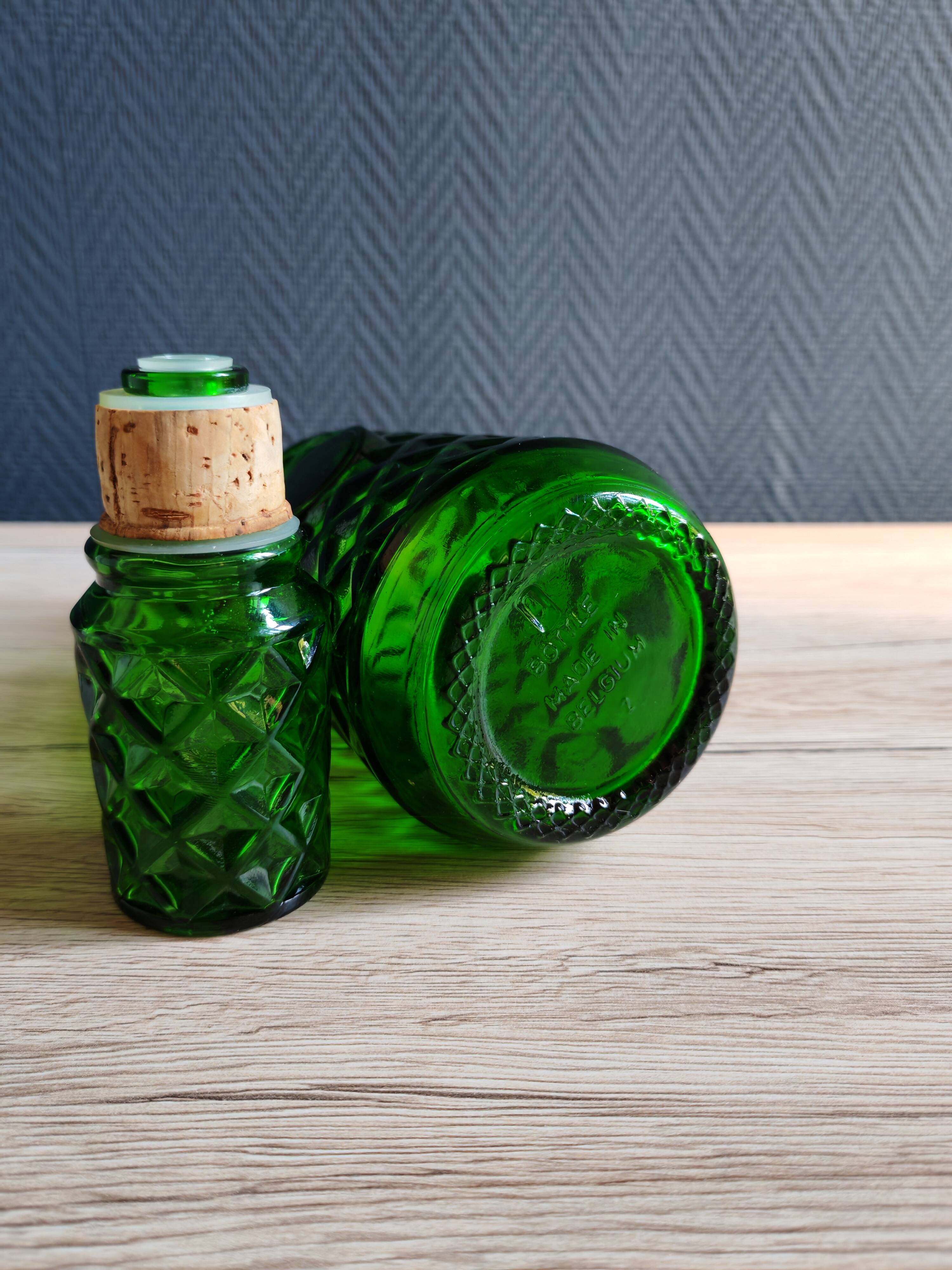Carafe à whisky vintage en verre vert moulé pointe de diamant