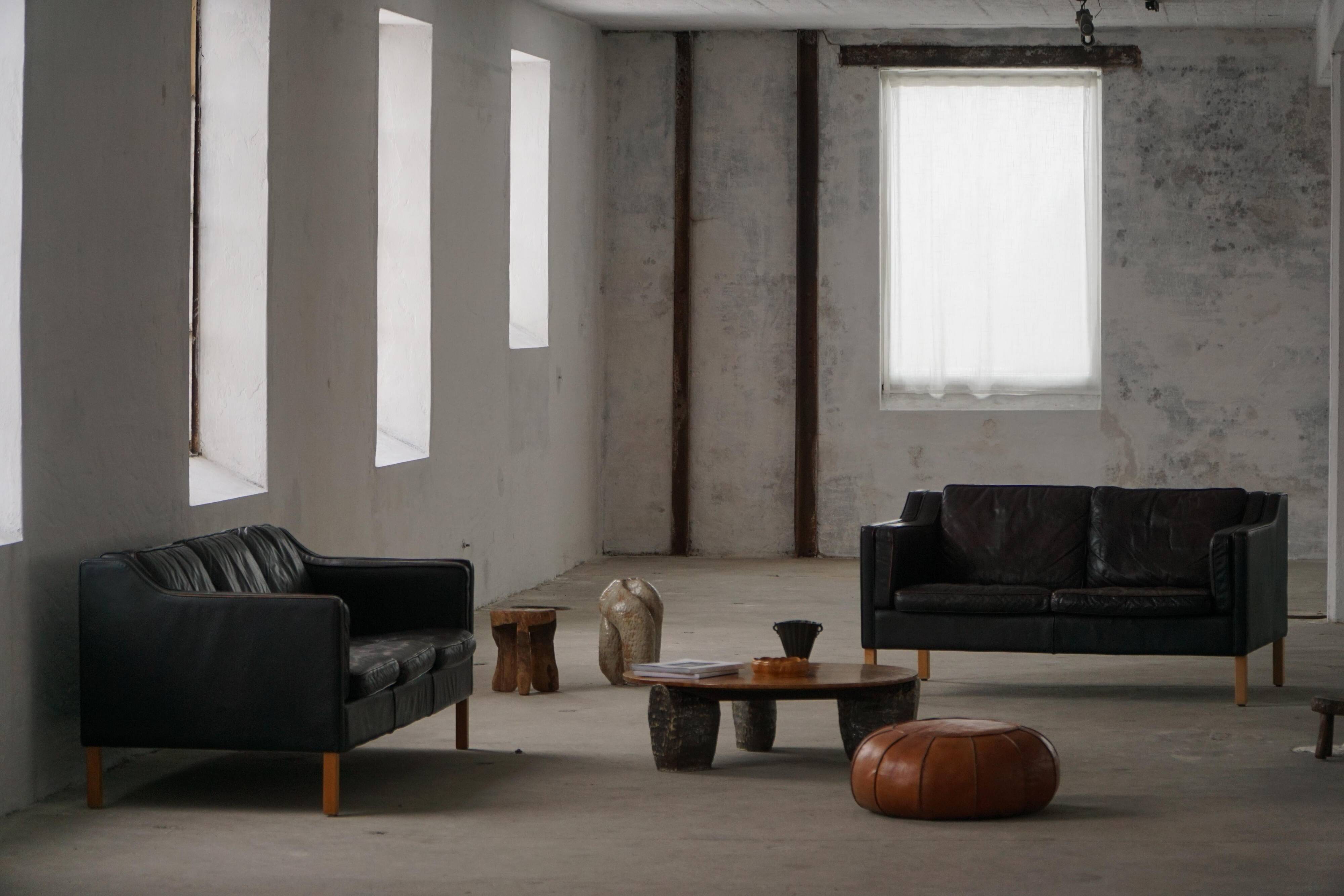 Three-seater canapé by Mogens Hansen, mid-century, in patinated black leather and solid beech.