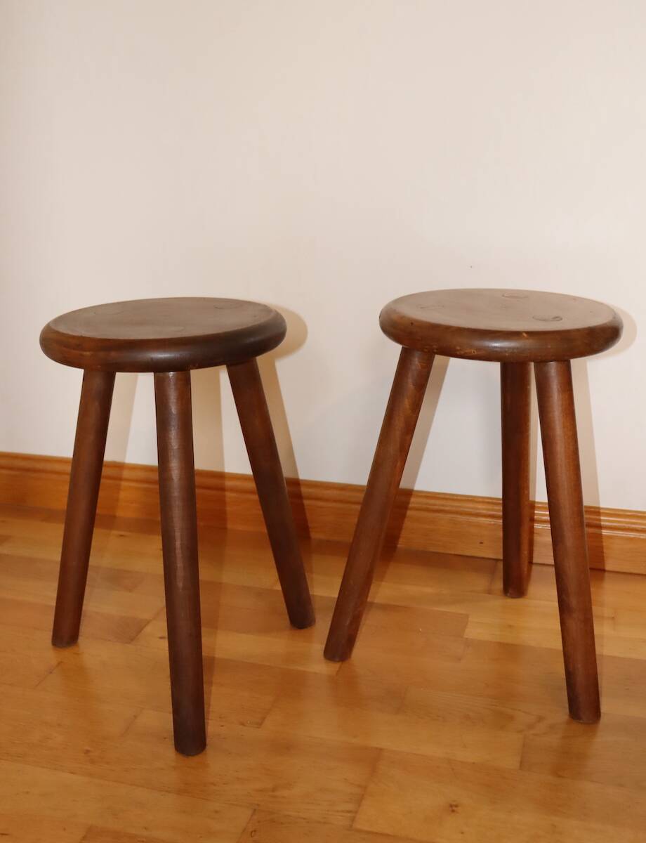 Paire de tabourets tripodes en bois teinté
