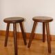 Paire de tabourets tripodes en bois teinté