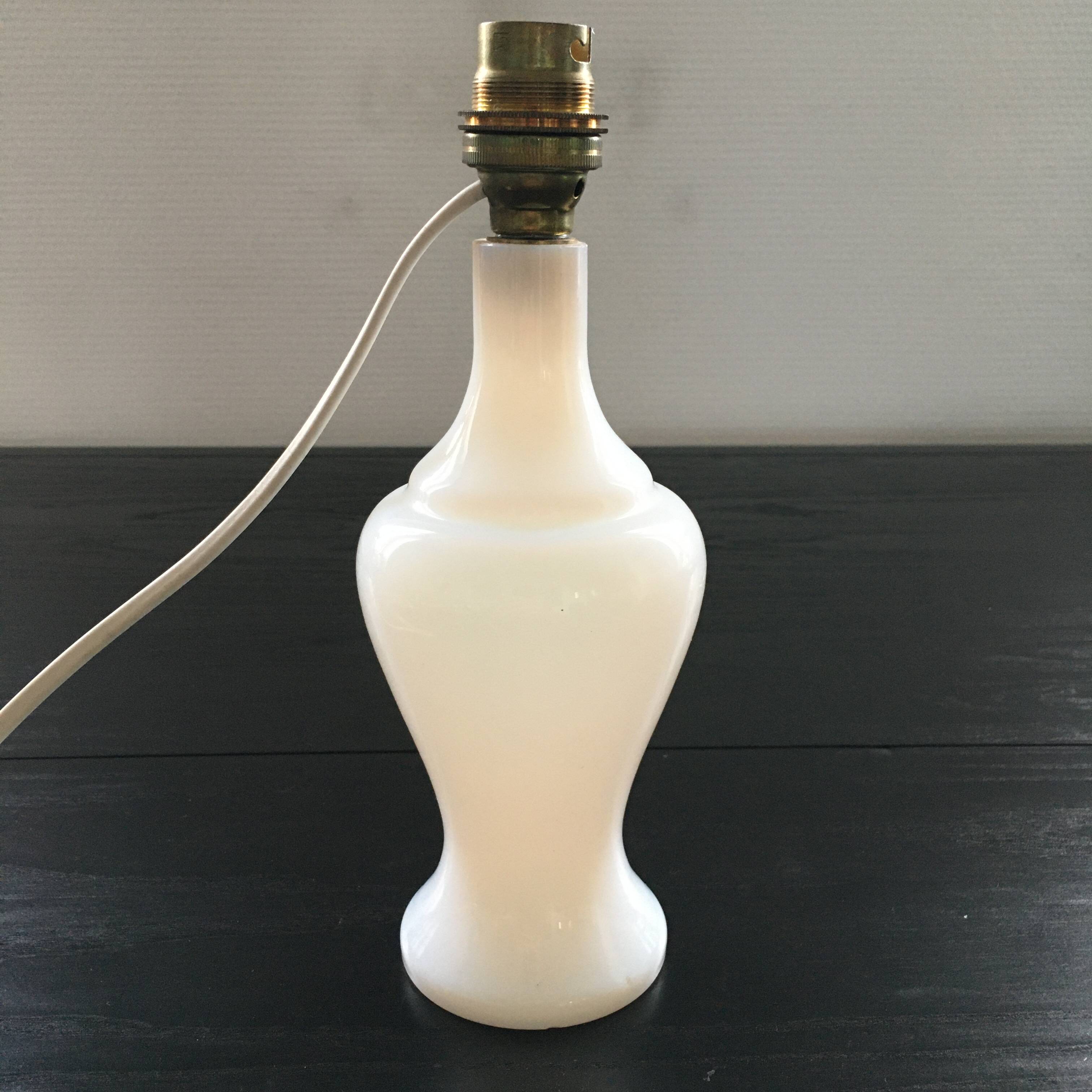 Lamp base in white opaline.