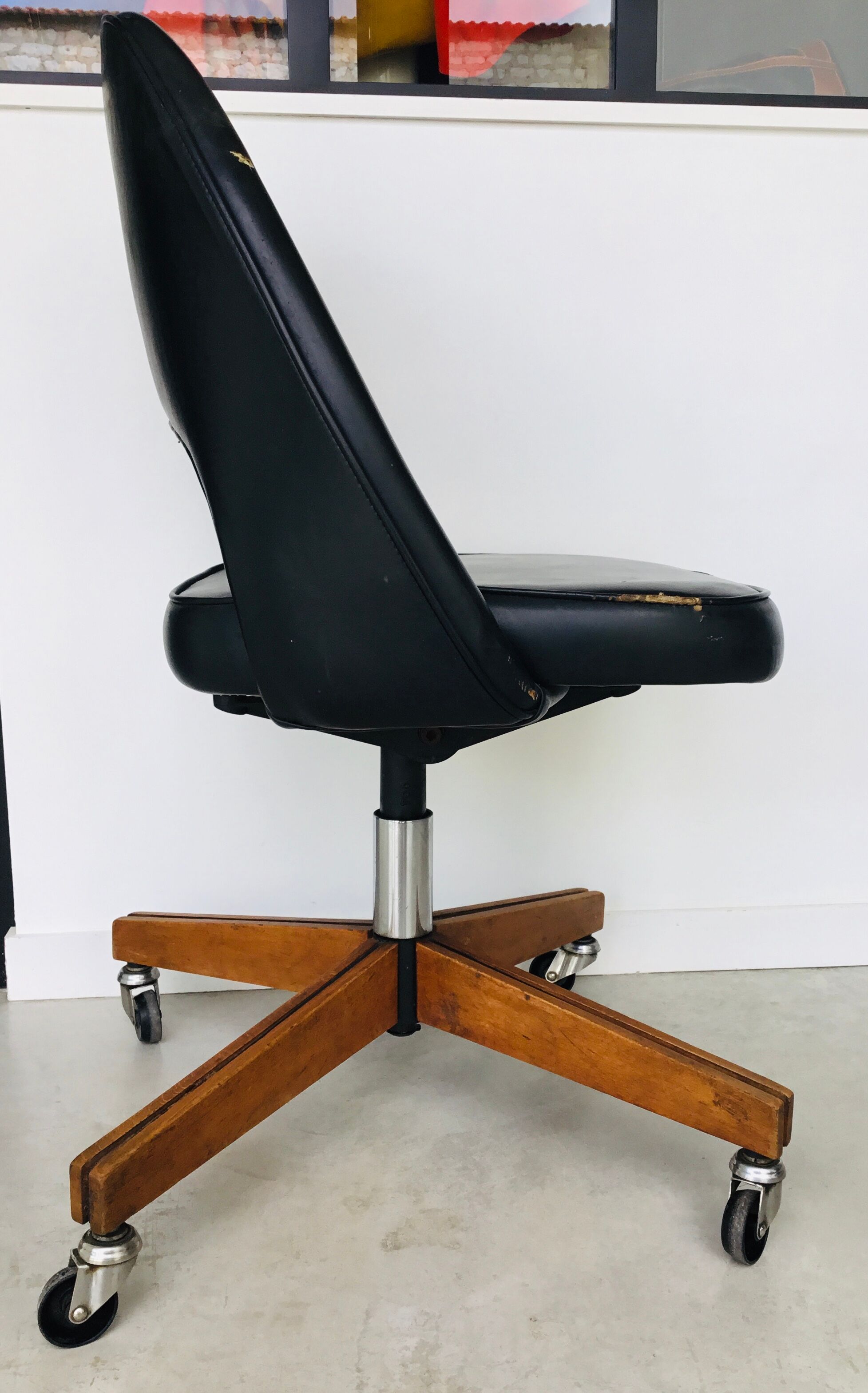 Conference chair with wheels by Eero Saarinen for Knoll International - 1950