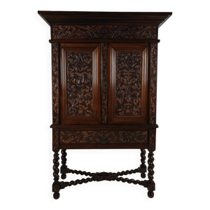 Cabinet colonial sculpté