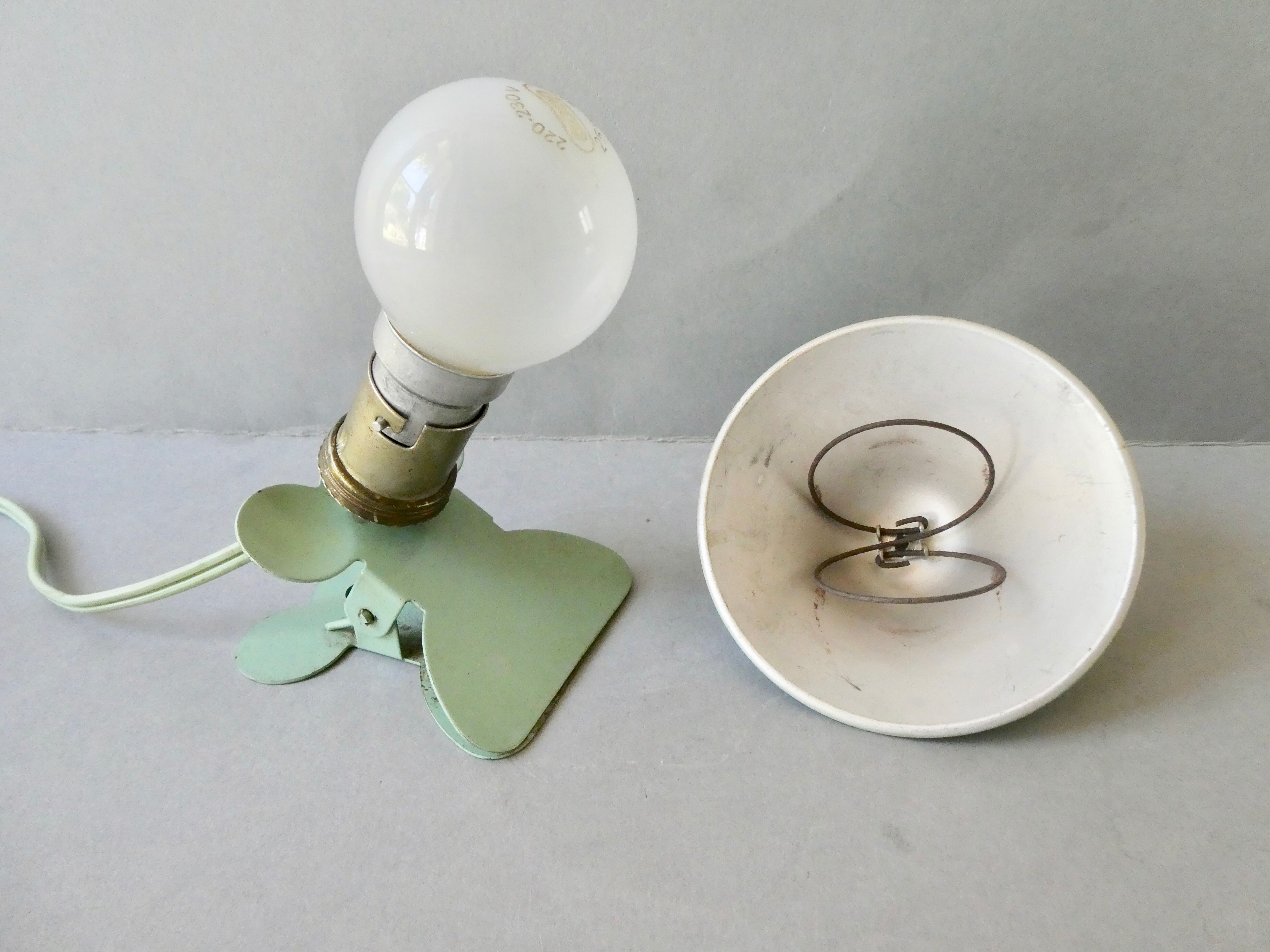 Lampe champignon, à pince, en métal vert amande, années 60