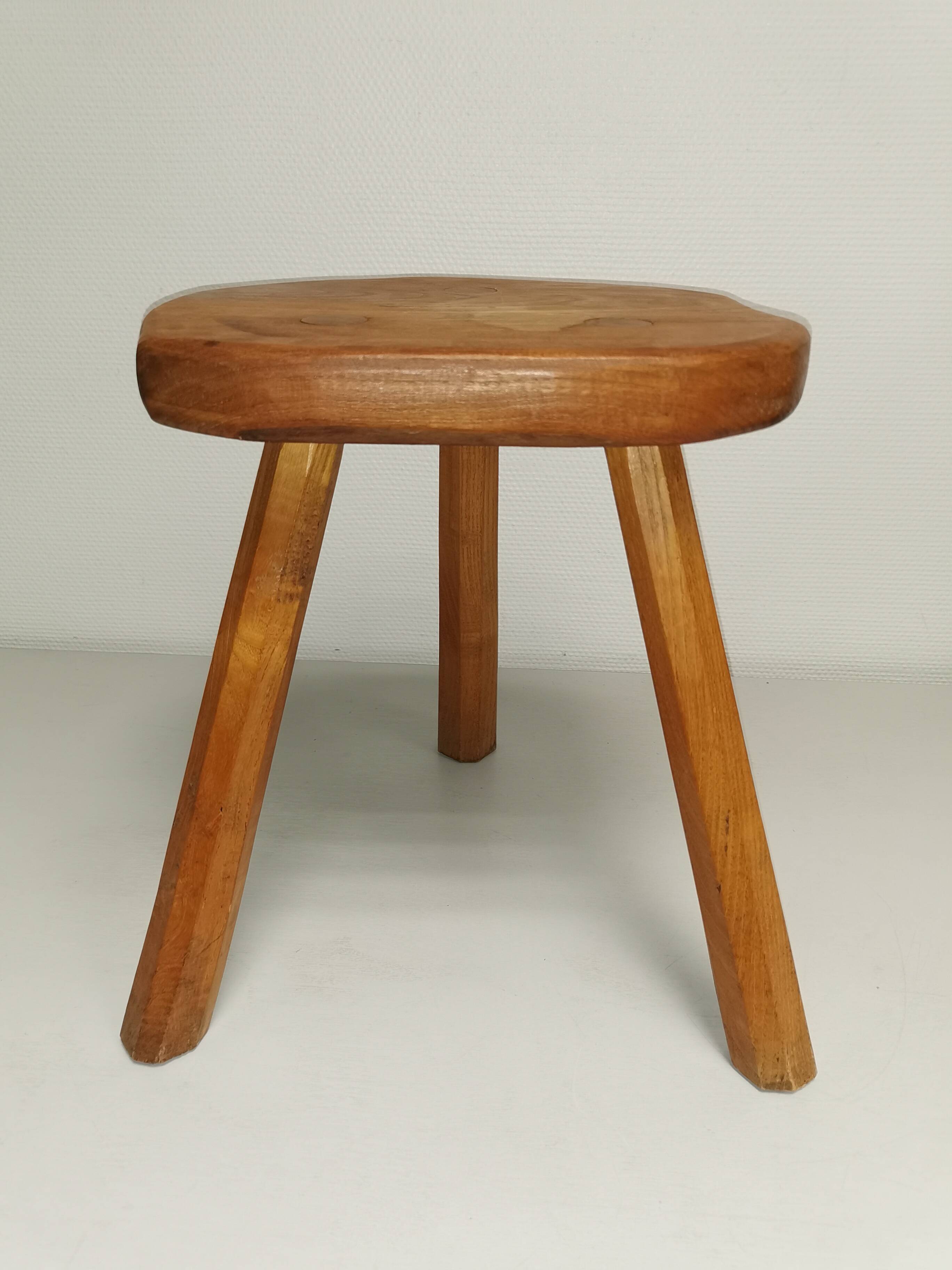 Brutalist wooden stool, tripod base, door plants 50s 60s