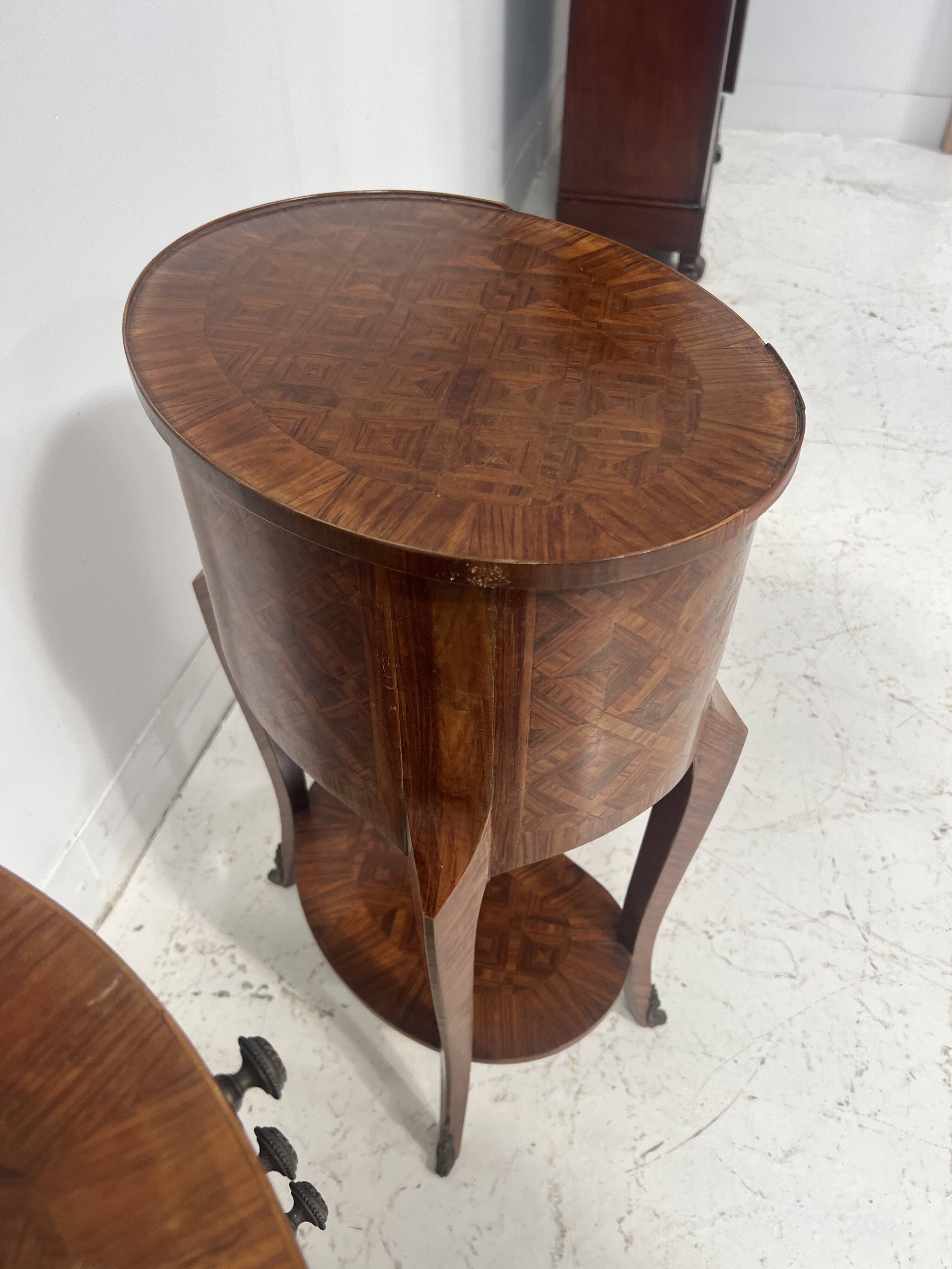 Pair of small kidney-shaped commodes in marquetry veneer, 20th century.