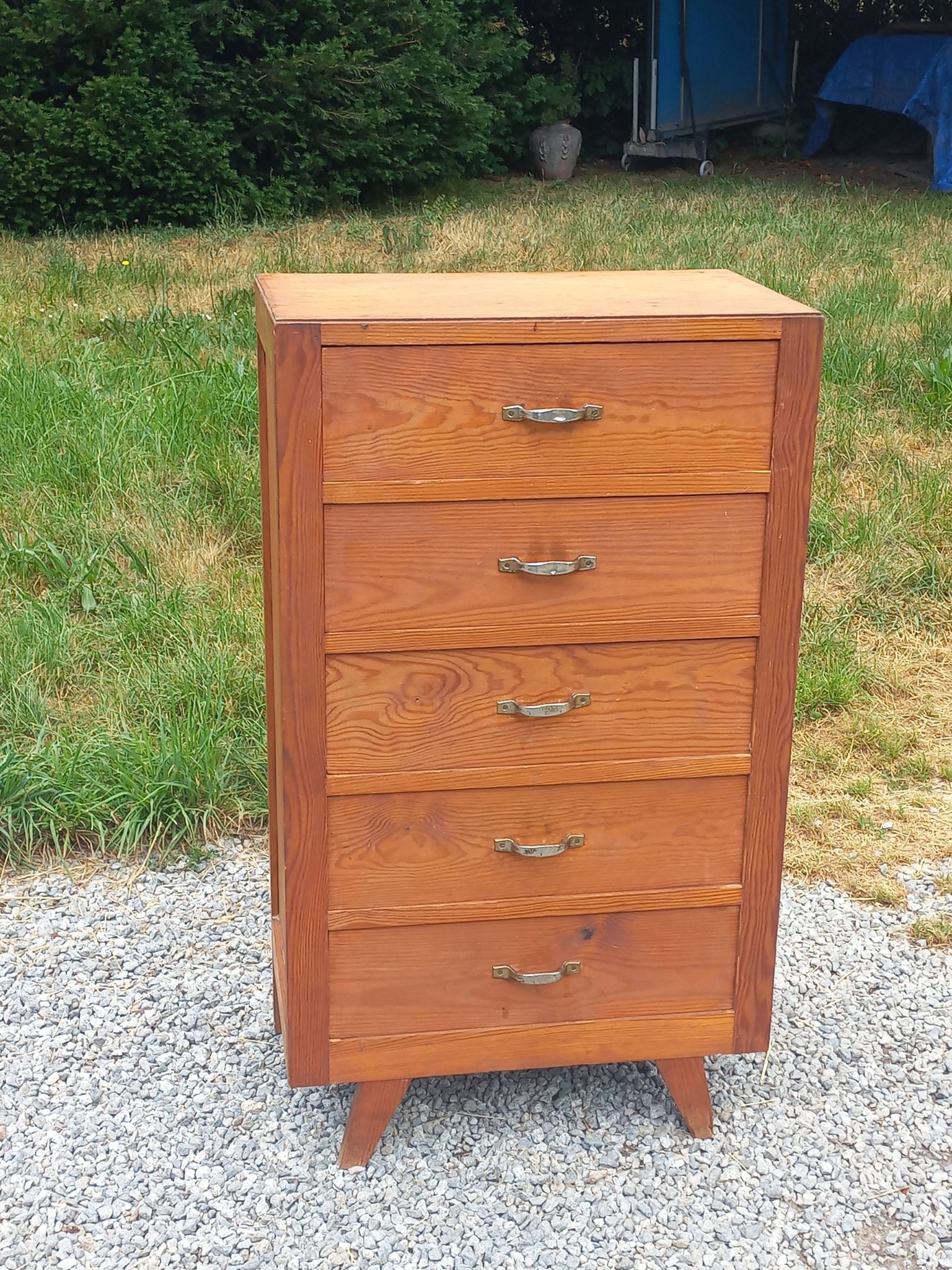 Vintage 1950s chest of drawers with tapered legs and 5 drawers.