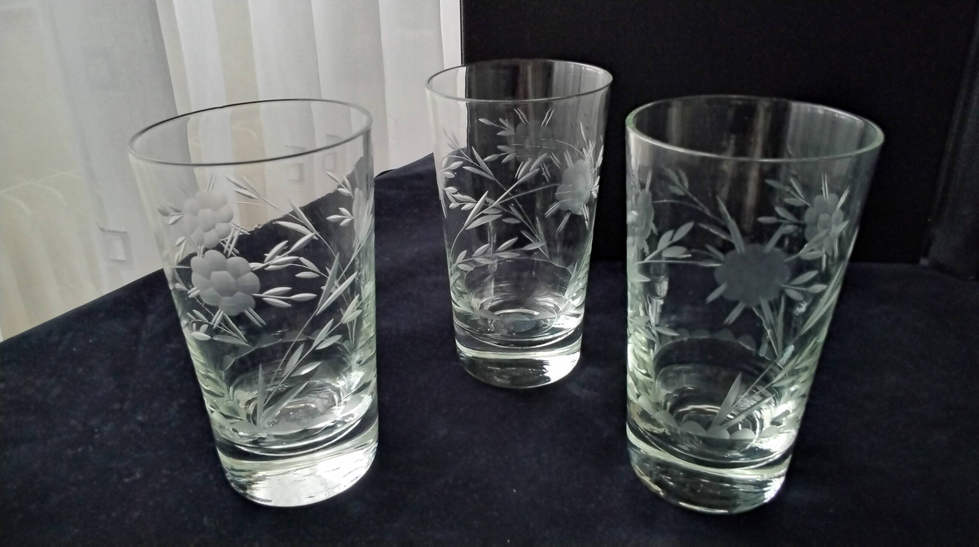 4 Verres à eau ou orangeade en verre gravé