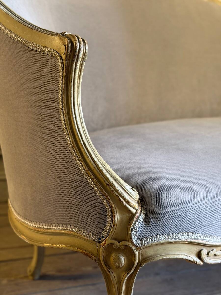 Louis XV style carved and painted wooden basket seat, 19th century.