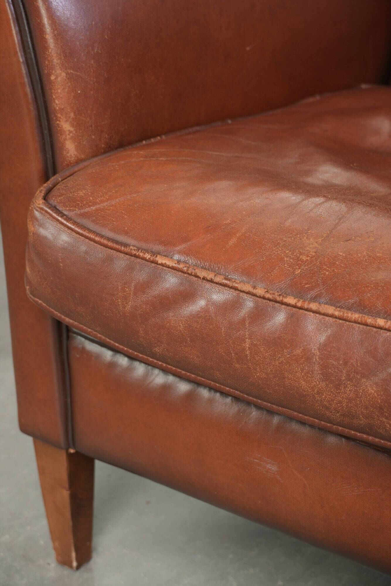 Set of 2 comfortable sheepskin armchairs with a timeless look