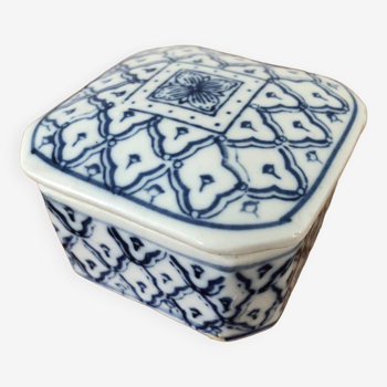 Blue and white Chinese porcelain jewelry box