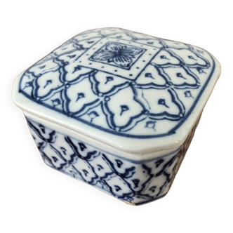 Blue and white Chinese porcelain jewelry box