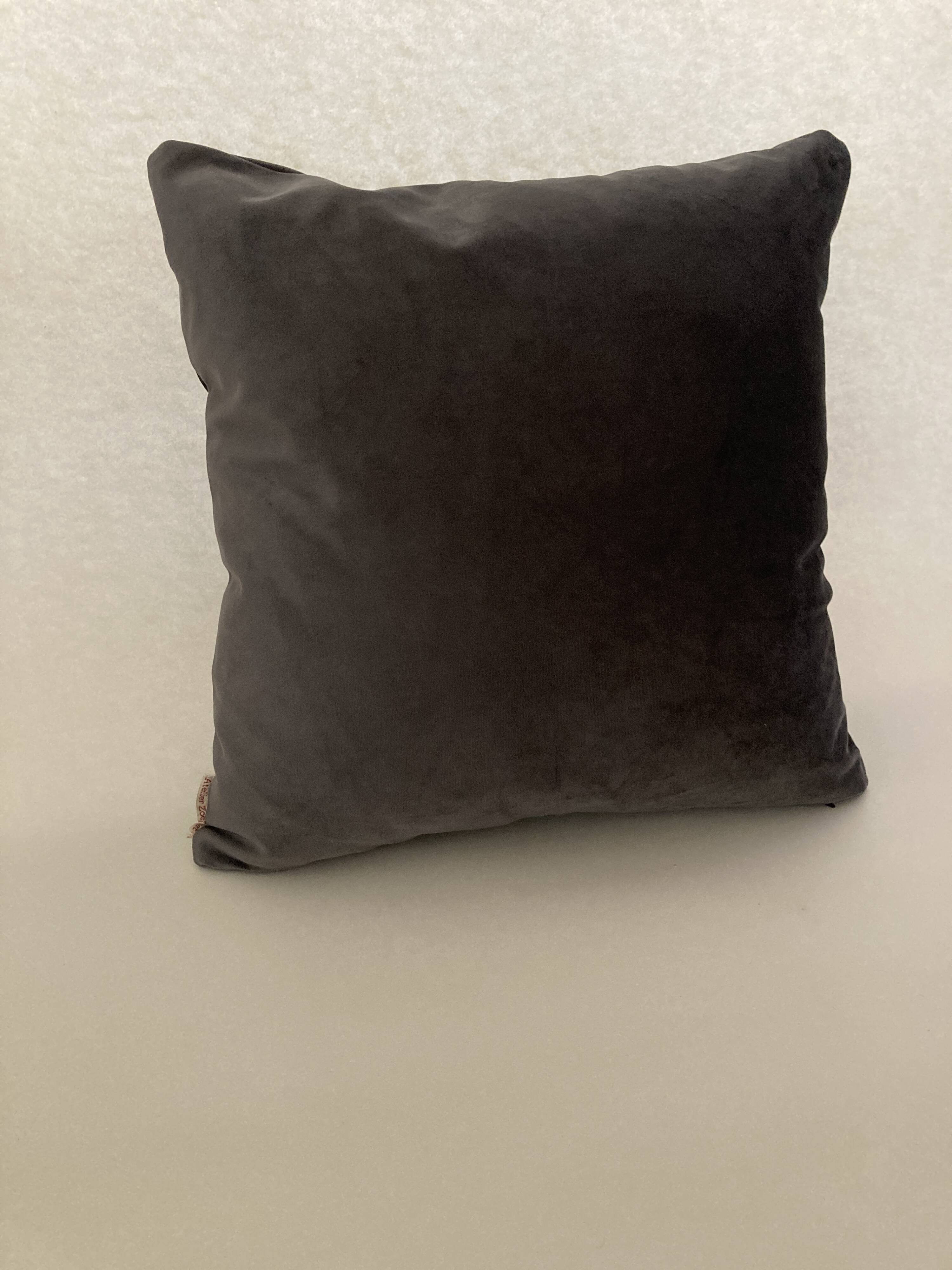 Anthracite velvet cushion