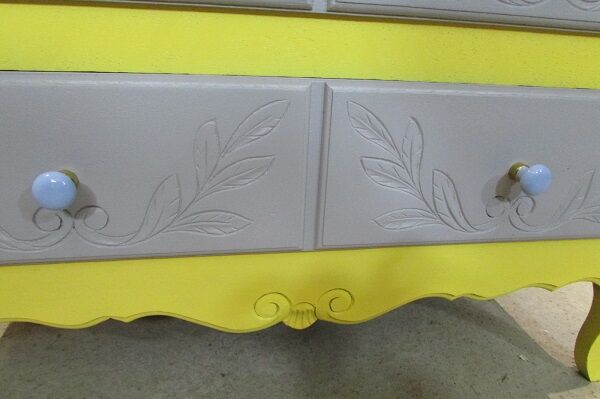 Louis XV style chest of drawers in oak