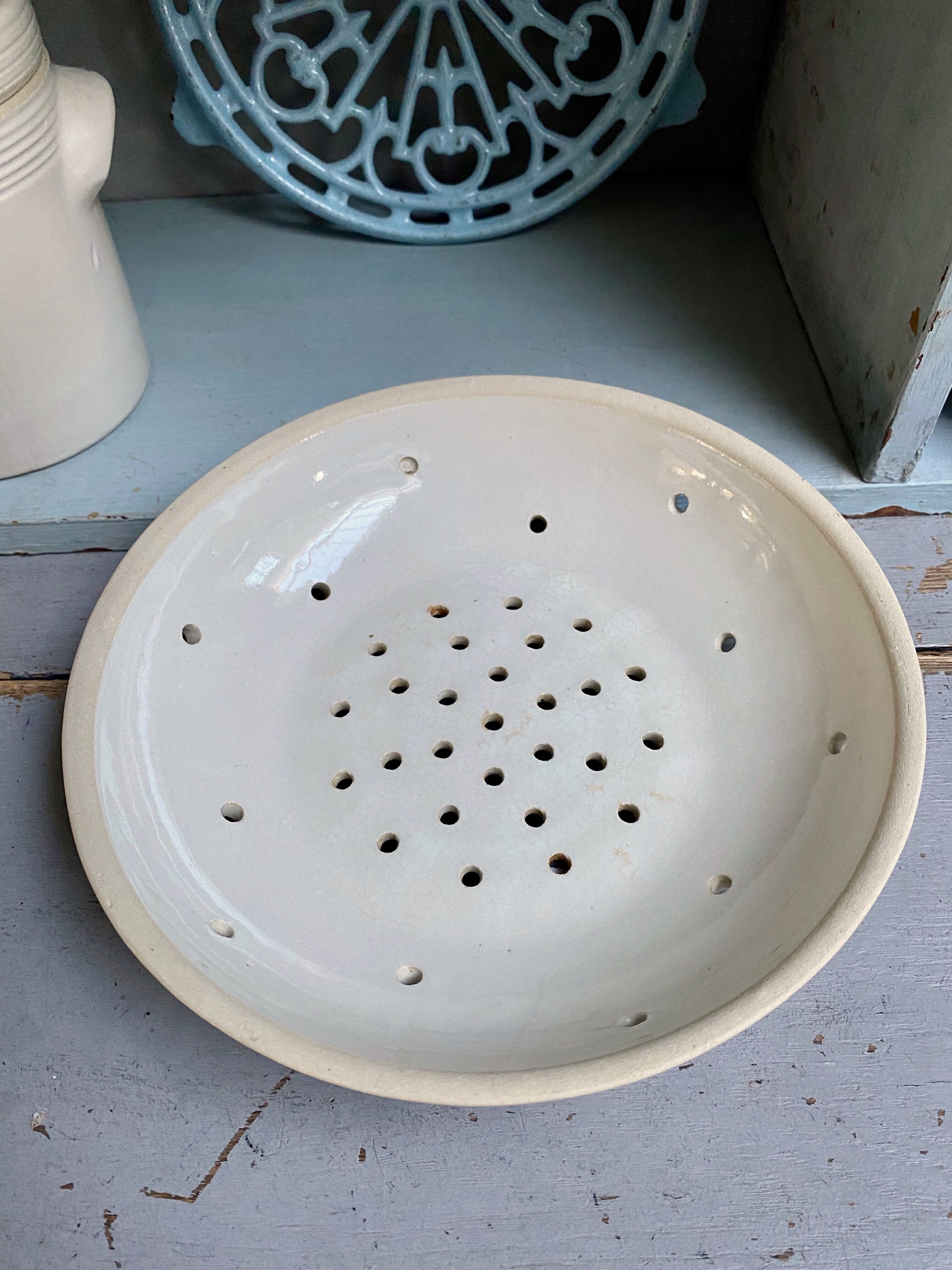 Fruit drainer in glazed stoneware