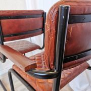 Lot de 4 chaises de salle à manger vintage en cuir matelassé : base en métal noir