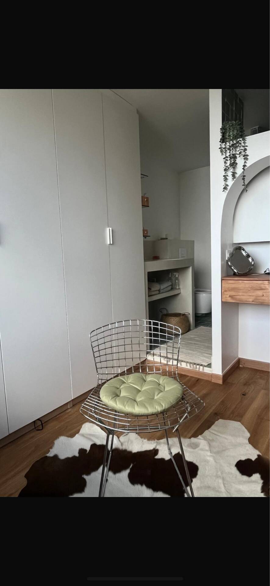 Set of 2 Bertoia chairs