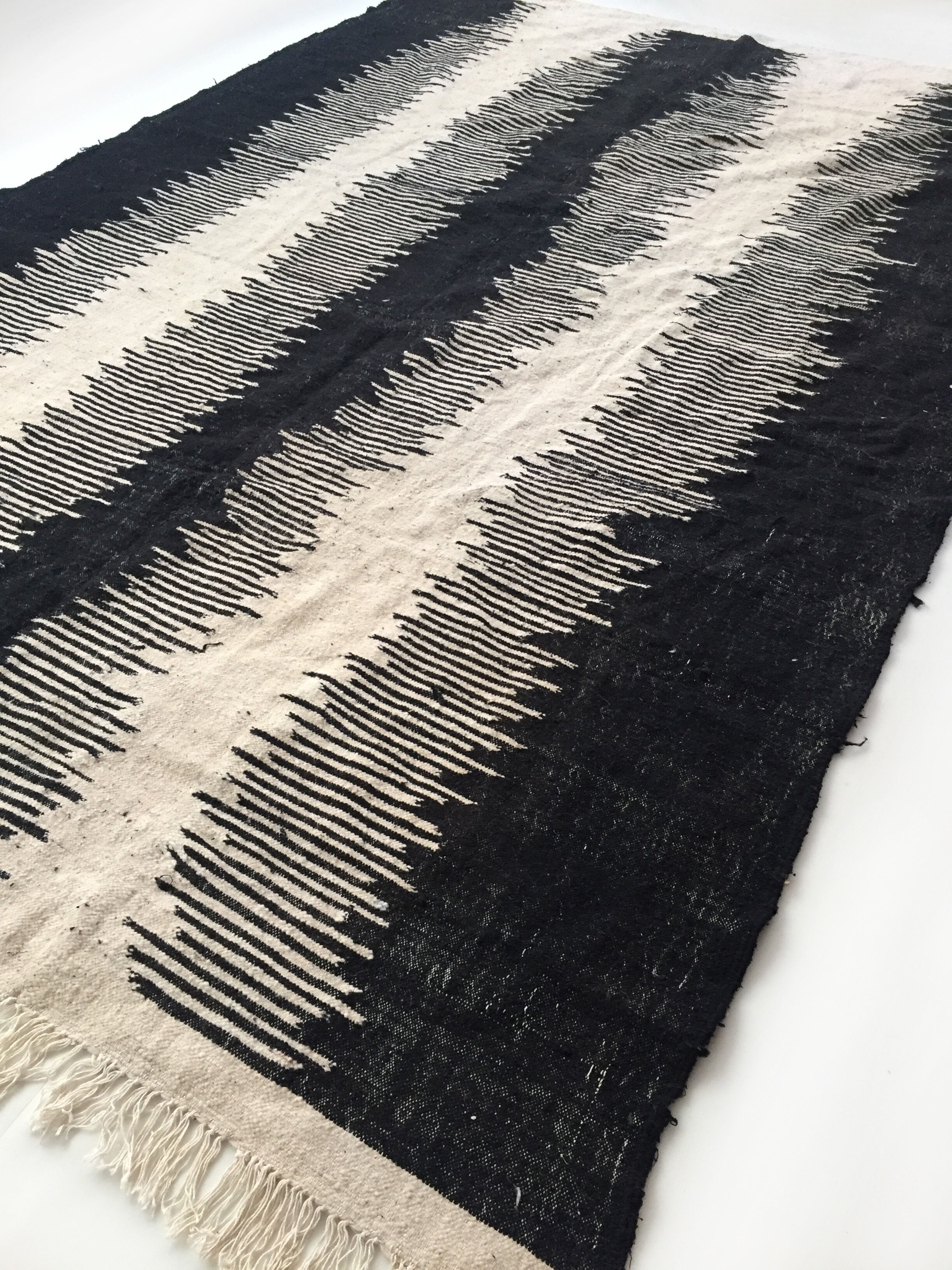 Tapis Kilim berbère marocain écru et noir 292x193cm