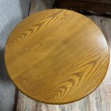 Gaskell Chambers in Nottingham: English pub pedestal table circa 1880