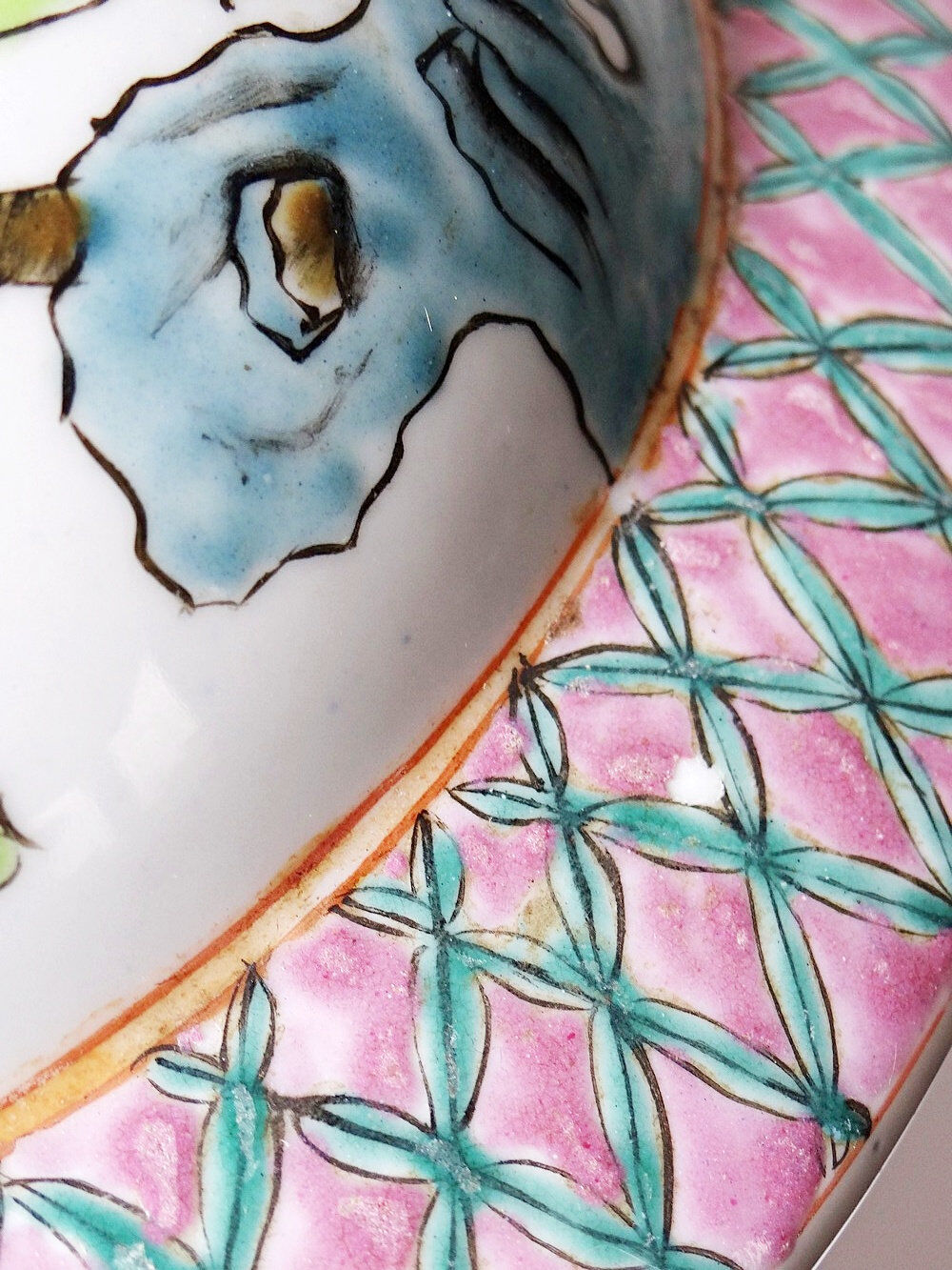 Large covered vase in Chinese porcelain, floral famille rose decoration.