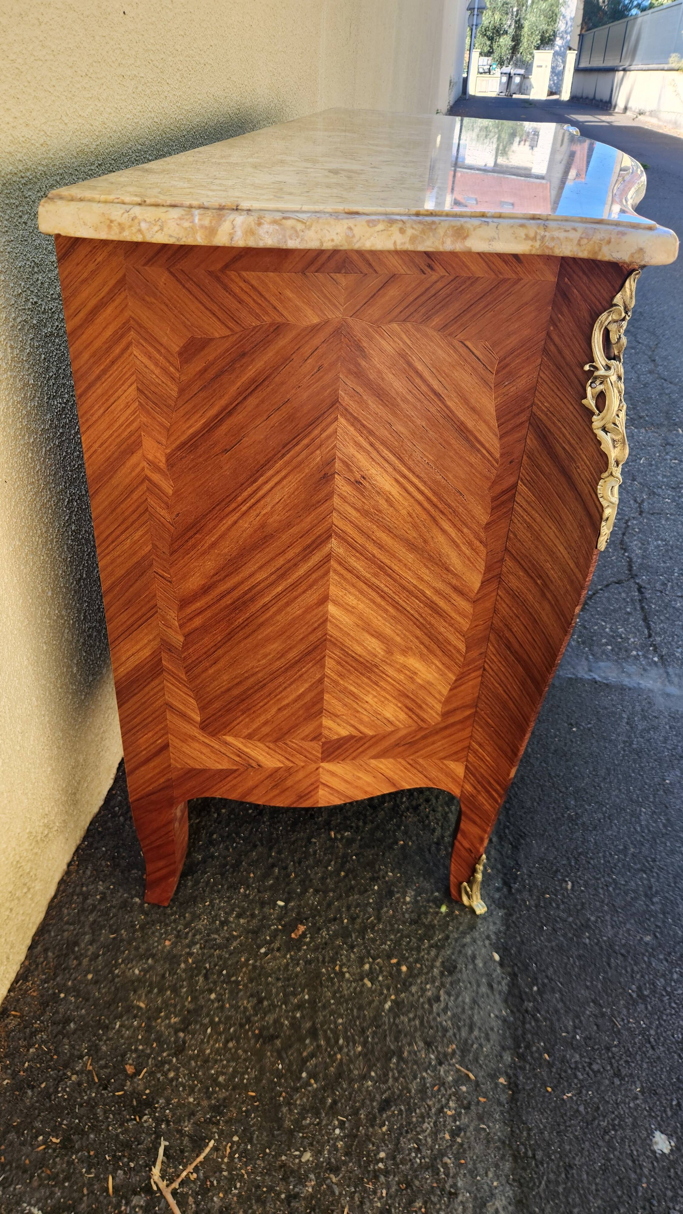 Superbe commode de style Louis XV galbée en marqueterie
