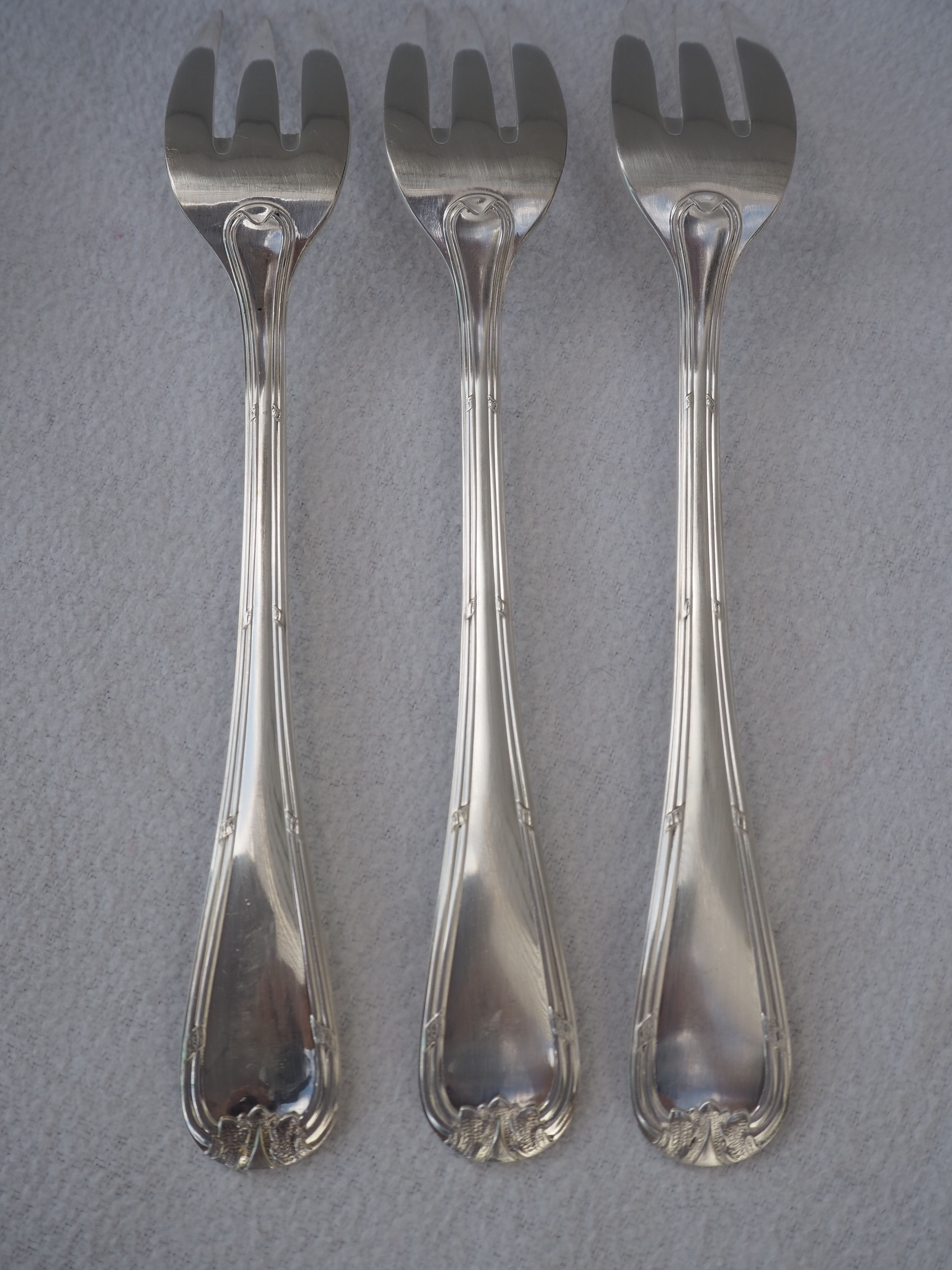 Fish service and its 6 silver-plated cutlery, crossed ribbon model
