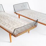 Lit simple en teck et fer. Conception par Bengt Ruda pour Triva. Suède, années 60