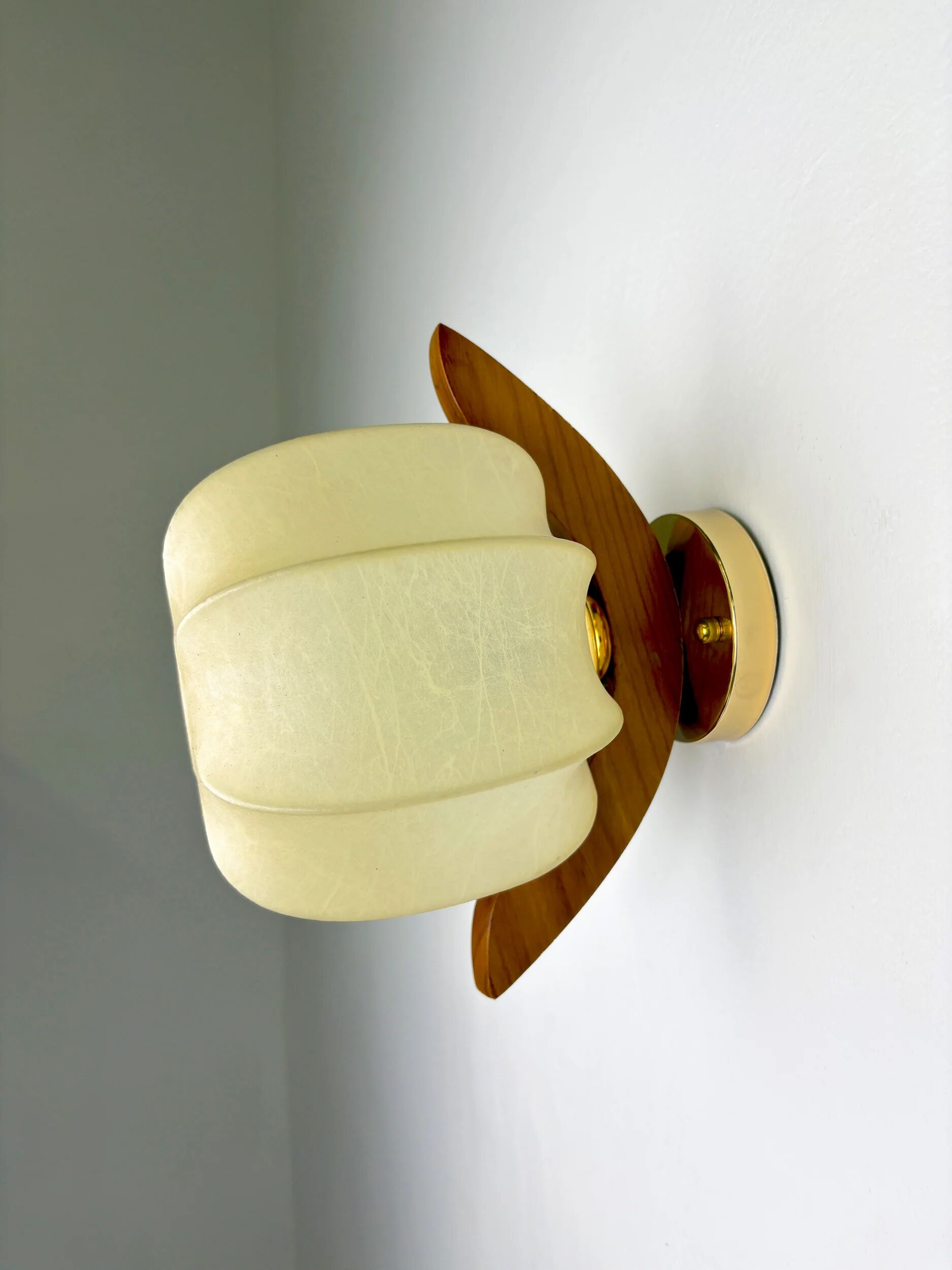 Italian "Cocoon" wall light, resin and pine wood, 1970s