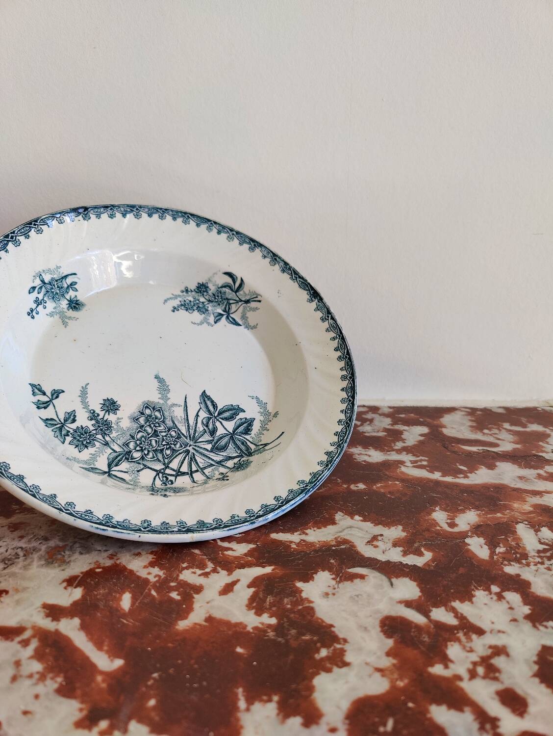 Round dish in Sainte Amandinoise iron earth