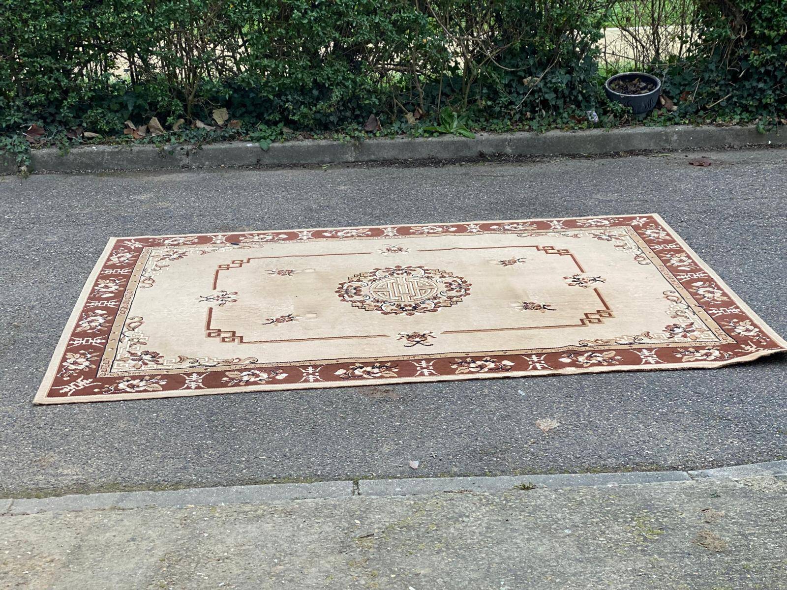 Persian rug in beige wool with woven flowers 290x190cm