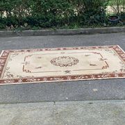 Persian rug in beige wool with woven flowers 290x190cm