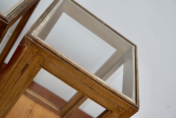 Paire de vitrines de magasin en faux chêne, vers les années 1920