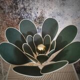 Lampe à poser fleur composée de pétales en rotin et lin vert sapin