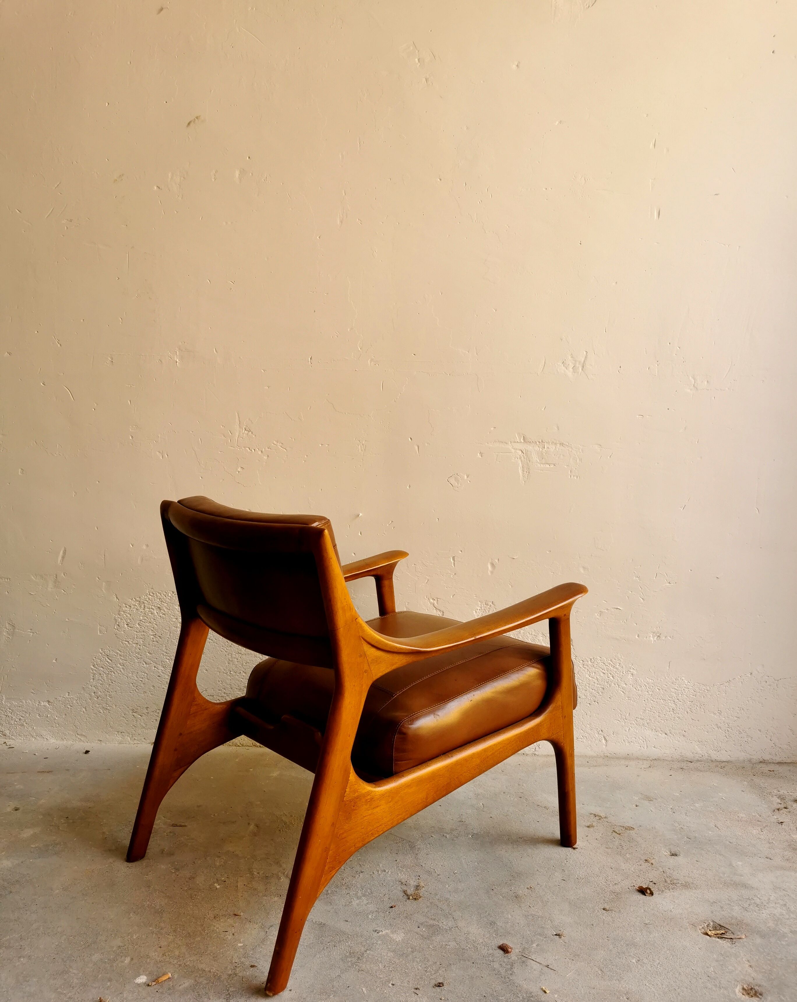 Fauteuil scandinace en cuir et noyer de Ferdinand 1960