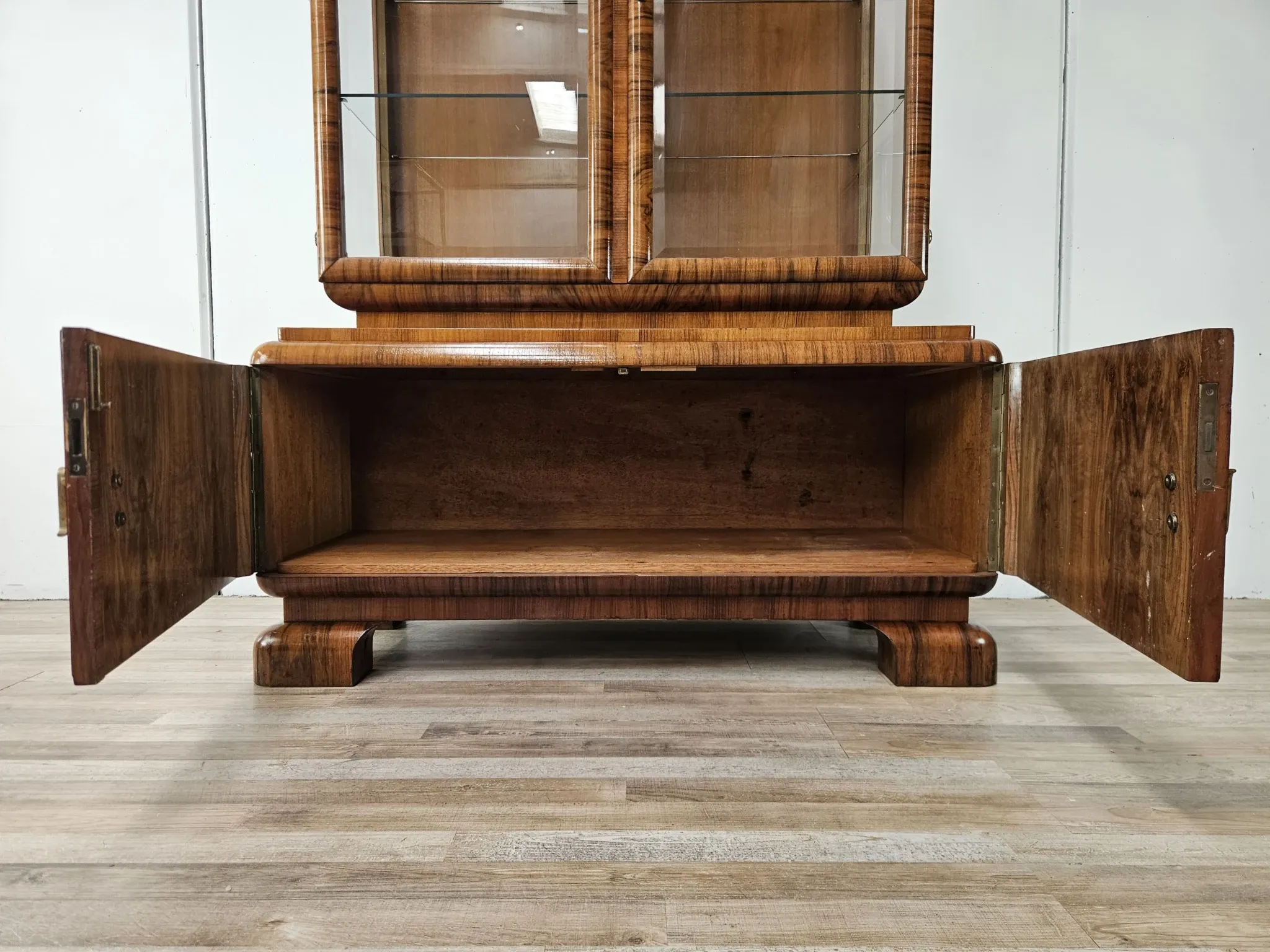 French Art Decò display cabinet from the 1940s in walnut