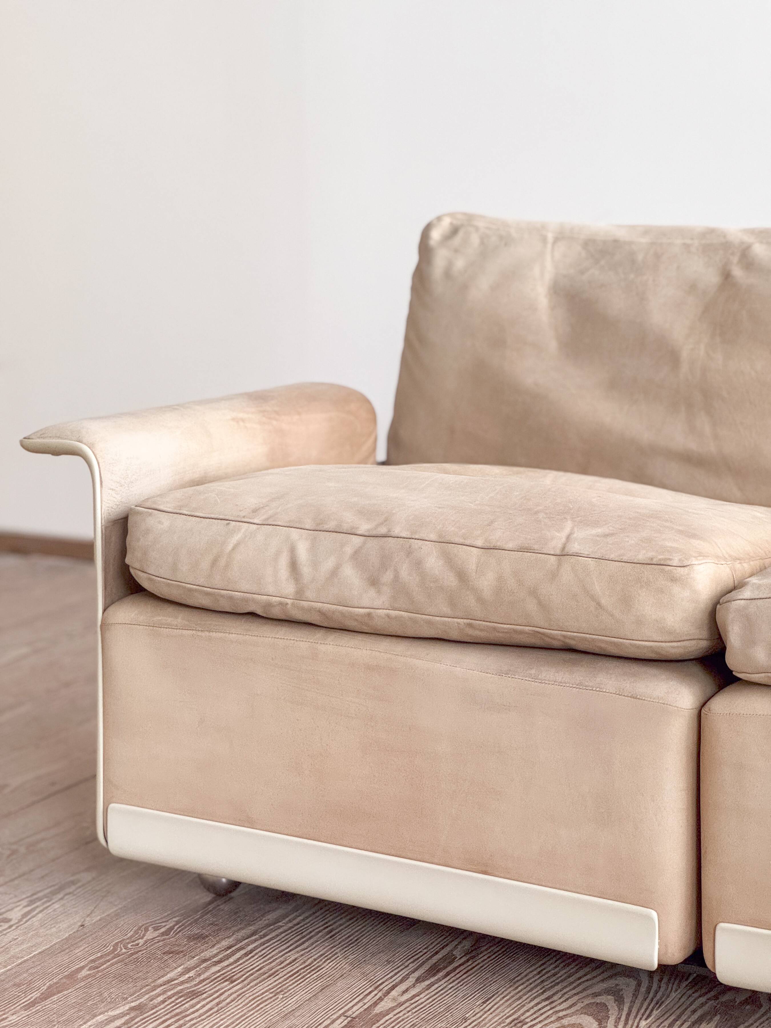 Canapé design 620 en suédine beige par Dieter Rams pour Vitsœ – Mid-Century