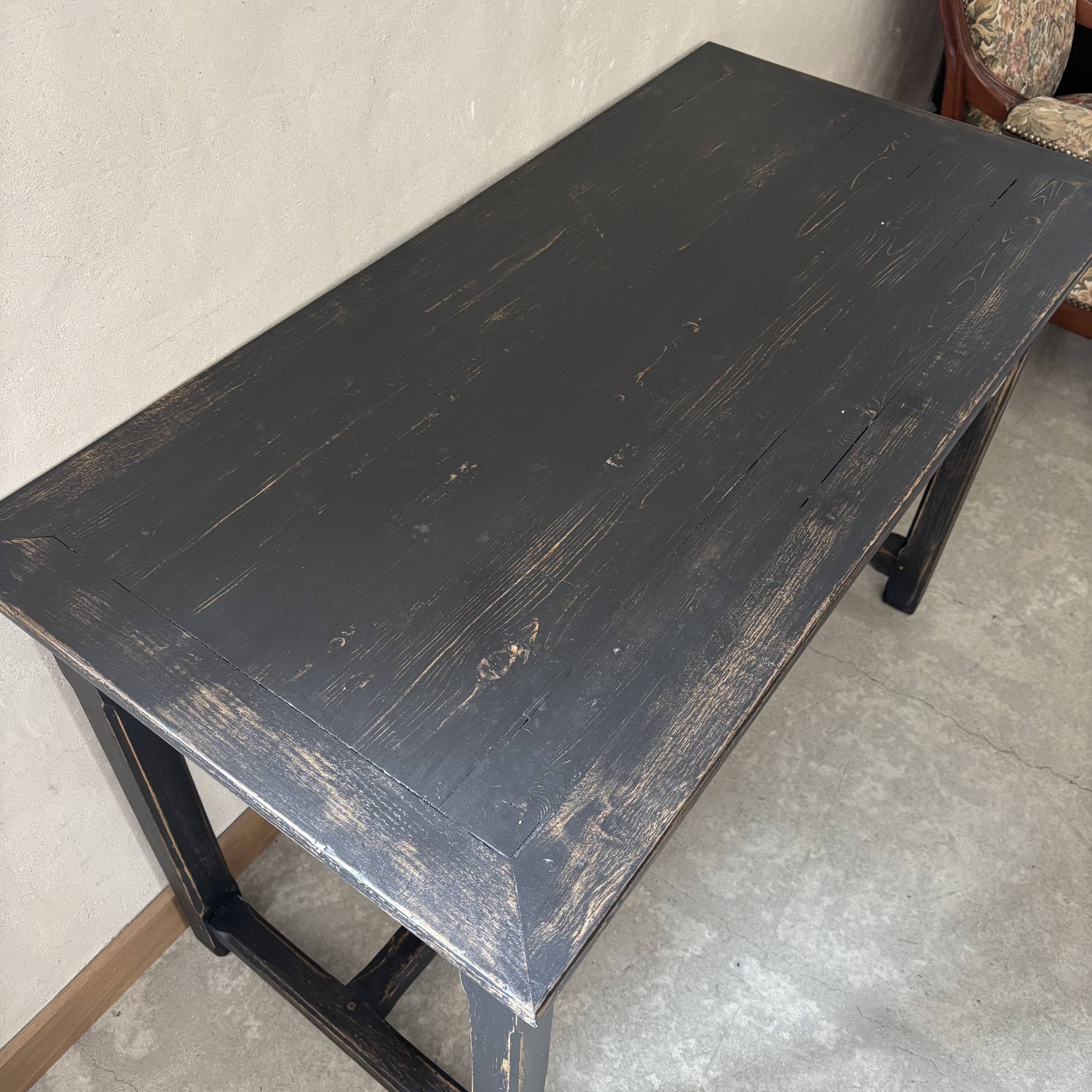 Black table with 2 drawers