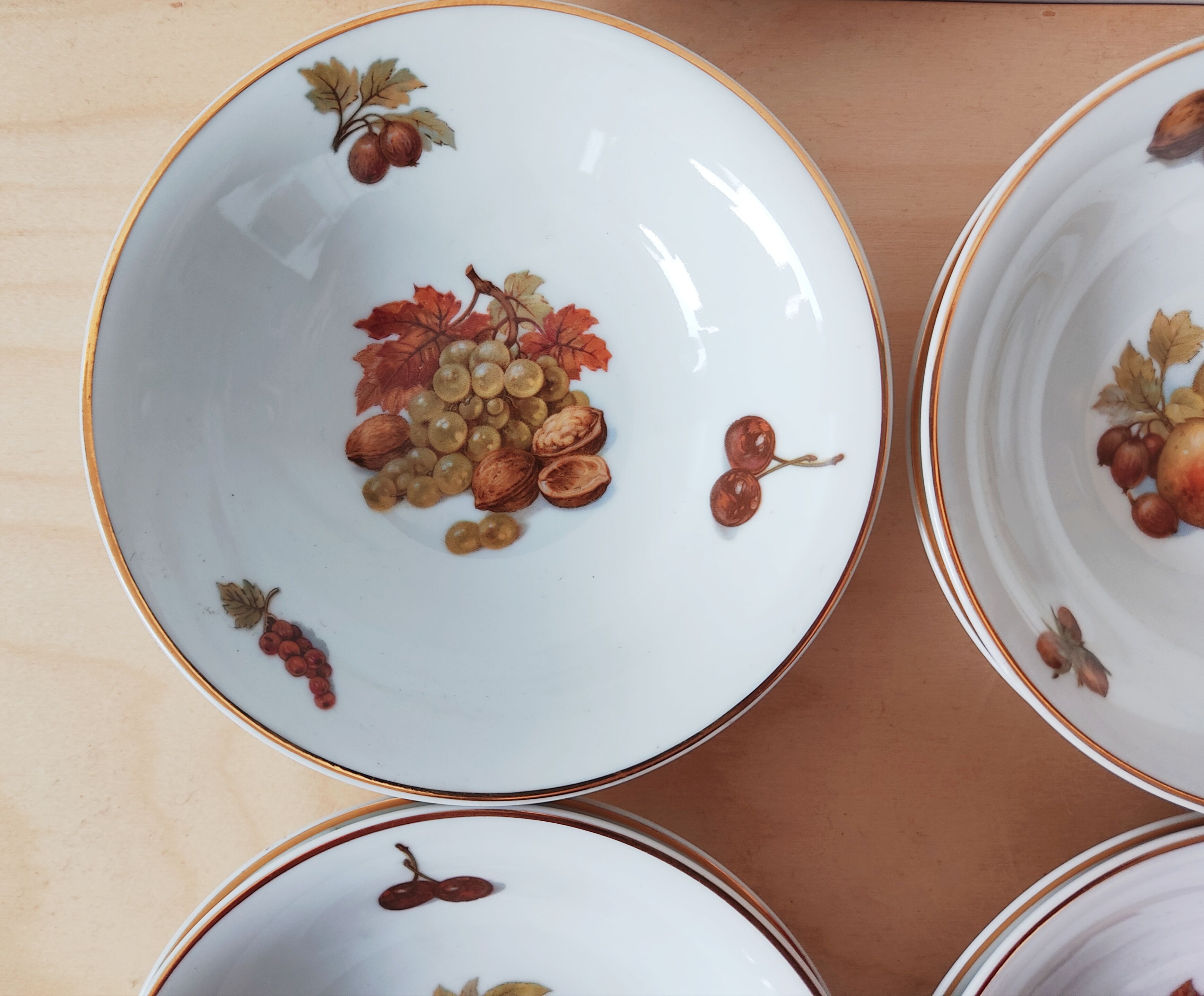 Set of 12 bowls decorated with Creartis Renaix fruit