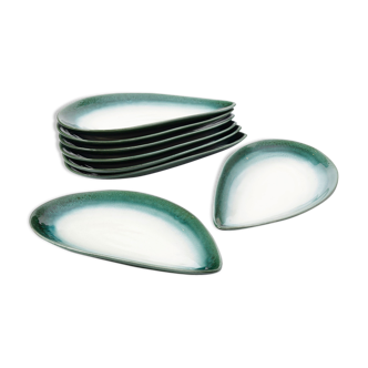 8 hollow plates in the shape of mussels
