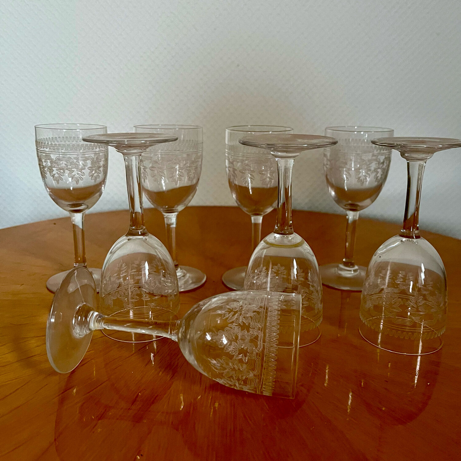 Verres à pied de bistrot vintage