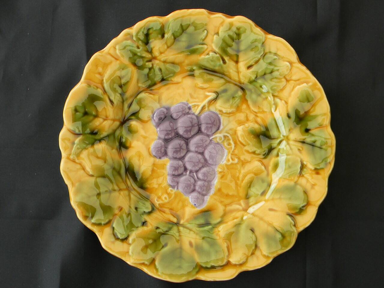 6 dessert plates in Sarreguemines barbotine. Fruit decoration.