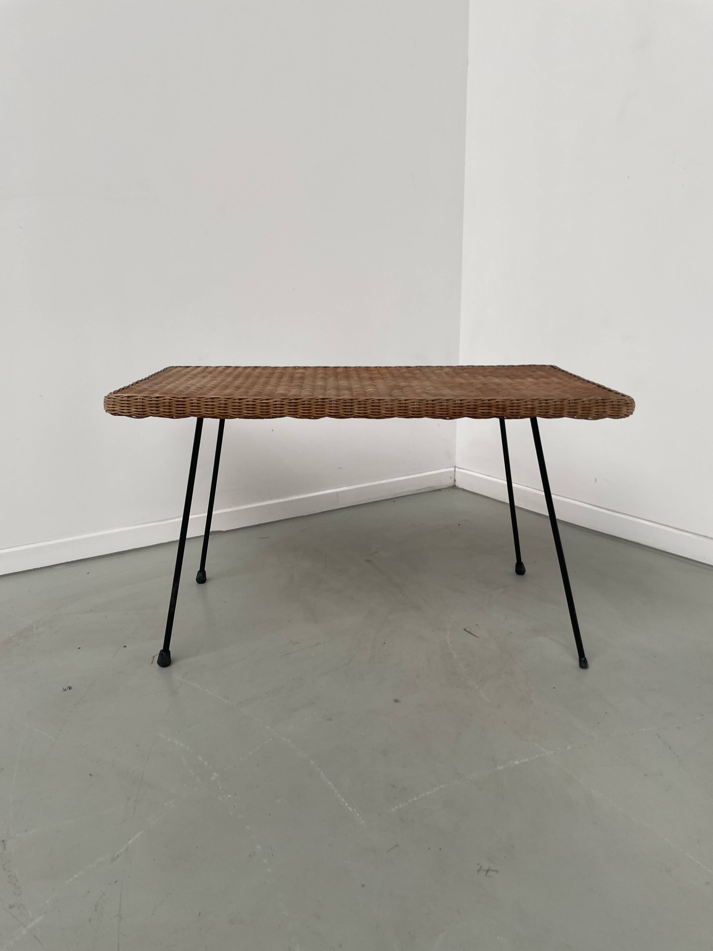 Table basse osier tressé et métal 1960