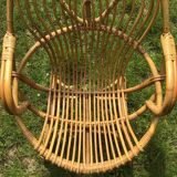 Fauteuil vintage en rotin de forme ovoïde.