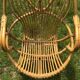 Fauteuil vintage en rotin de forme ovoïde.