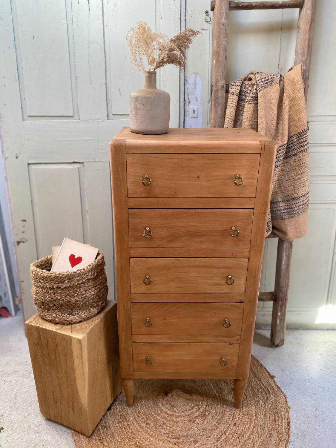 Vintage chest of drawers in light wood – natural elegance