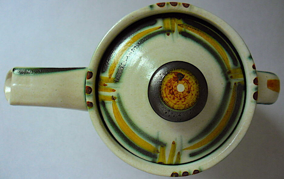 Quimper's "vintage" earthenware teapot, Keraluc workshop