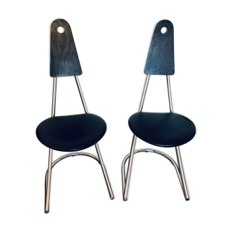 2 chairs cantilevered