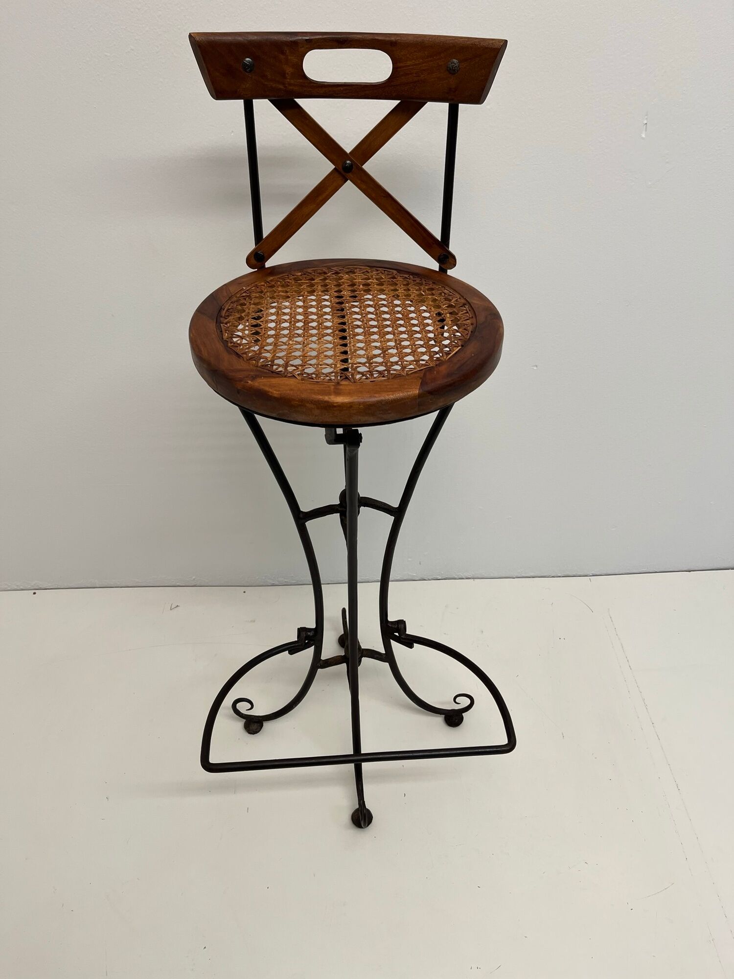 Paire de tabourets de bar vintage en bois et fer forgé avec assises cannées